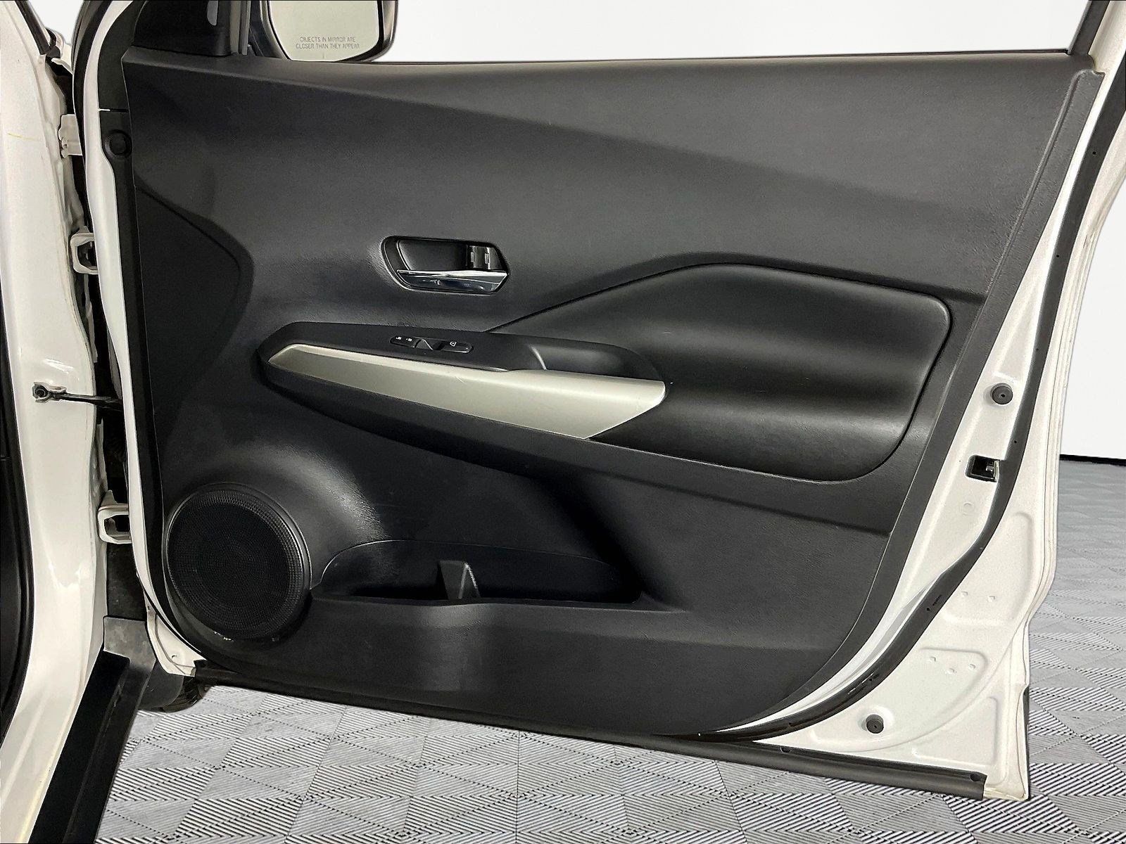 Used 2019 Nissan Kicks SR w/ SR Premium Package FWD image 26