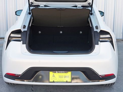 Used 2025 Toyota Prius Plug-In Hybrid XSE image 9