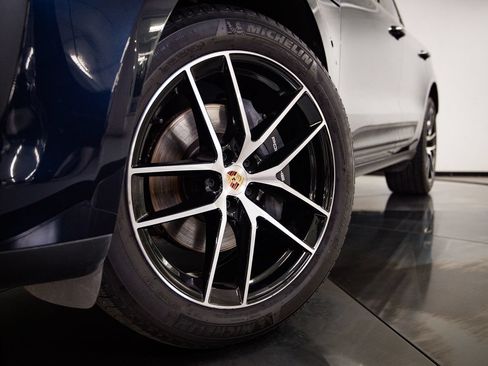 Certified 2023 Porsche Macan AWD/4WD image 12