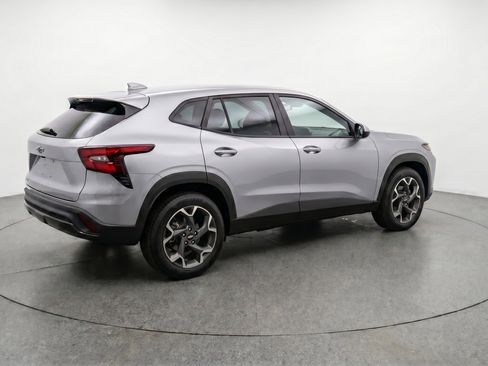 Used 2025 Chevrolet Trax LT w/ LT Convenience Package FWD image 9