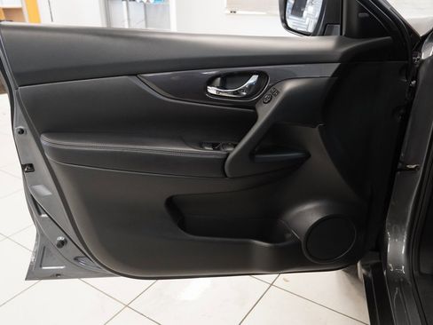 Used 2020 Nissan Rogue SV image 17