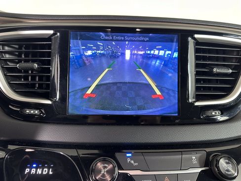 Used 2017 Chrysler Pacifica Touring w/ Tire & Wheel Group FWD image 23