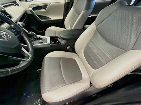 Used 2020 Toyota RAV4 Limited AWD/4WD image 11