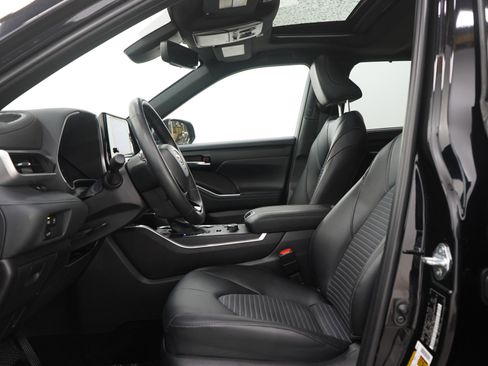 Used 2025 Toyota Highlander XSE AWD/4WD image 25