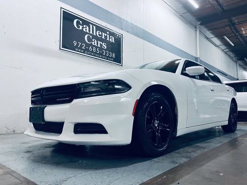 Used 2019 Dodge Charger SXT RWD image 2