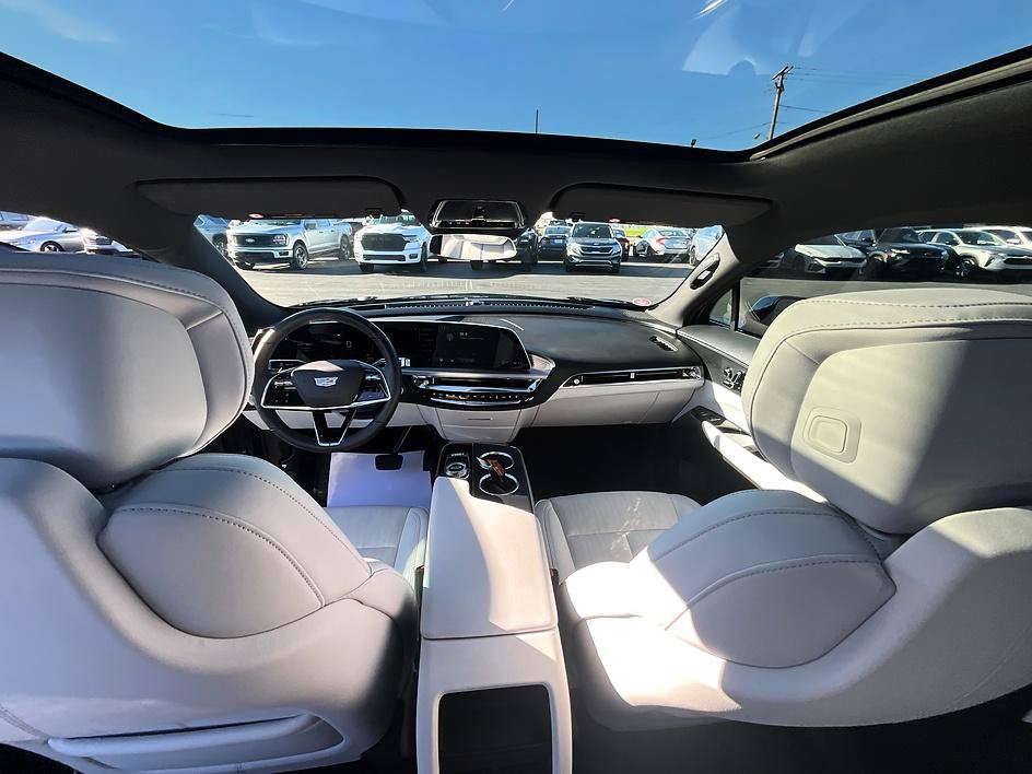 Used 2025 Cadillac Lyriq Sport AWD/4WD image 35