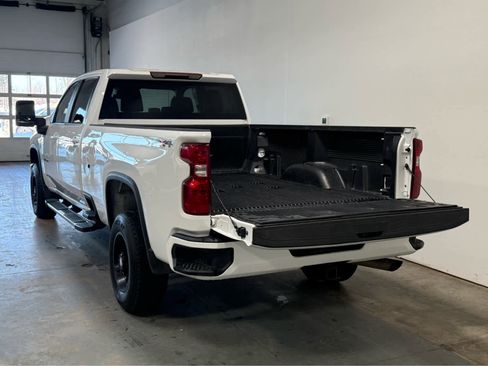 Used 2025 Chevrolet Silverado 2500 LT w/ Convenience Package image 4