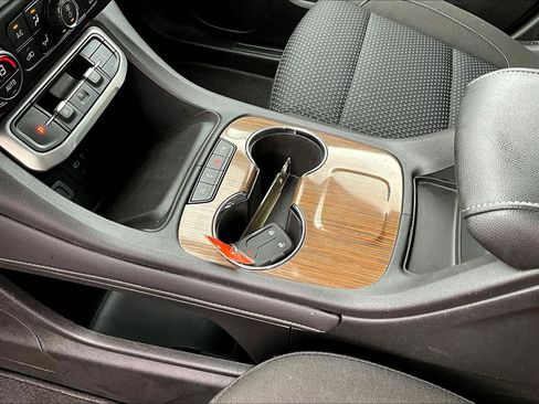 Used 2021 GMC Acadia SLE FWD image 18