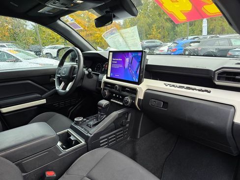 Used 2024 Toyota Tacoma TRD Off-Road image 4