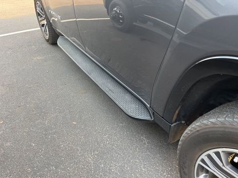 Used 2024 Jeep Wagoneer L Series II w/ Flexible Seating Group image 3