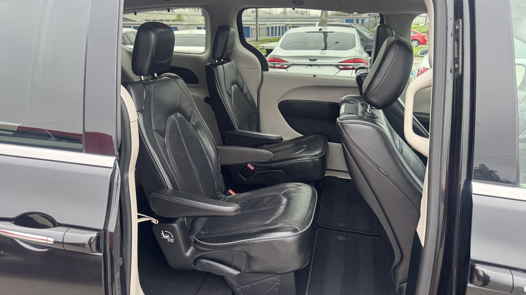 Used 2019 Chrysler Pacifica Limited w/ Tire & Wheel Group FWD image 26