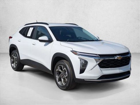 Used 2026 Chevrolet Trax LT FWD image 3