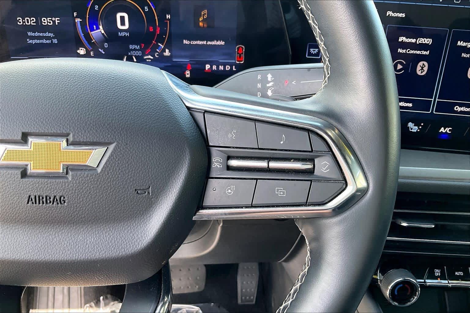 Used 2025 Chevrolet Traverse LT FWD image 19