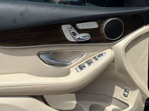 Used 2021 Mercedes-Benz GLC 300 w/ Premium Package image 23