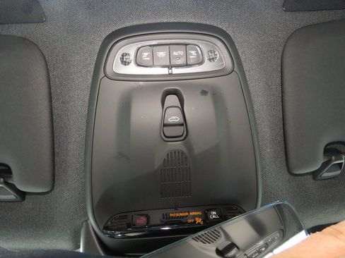 Used 2022 Volvo XC40 T5 R-Design w/ Advanced Package image 28