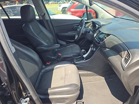 Used 2019 Chevrolet Trax LT w/ LT Convenience Package FWD image 11