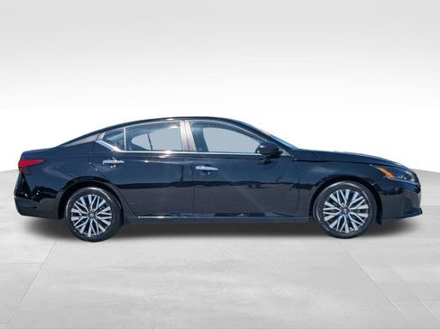 Used 2025 Nissan Altima 2.5 SV FWD image 3