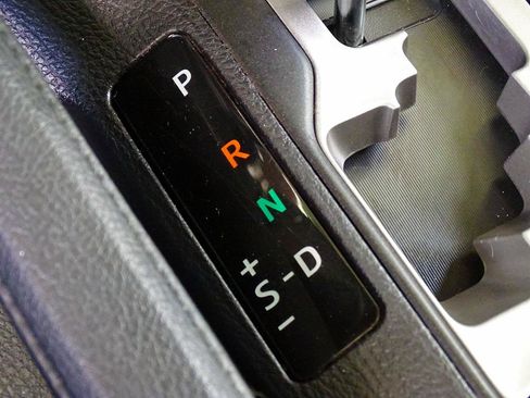 Used 2017 Toyota RAV4 XLE AWD/4WD image 38
