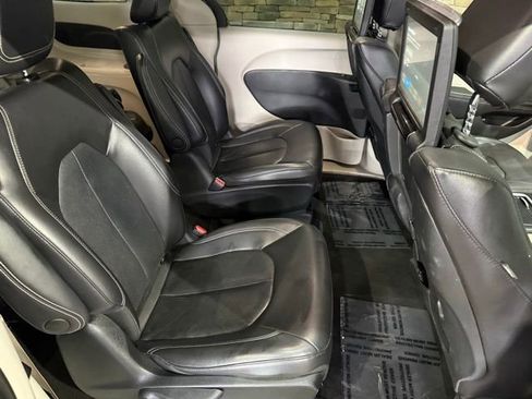 Used 2022 Chrysler Pacifica Touring-L w/ Uconnect Theater Family Group FWD image 35