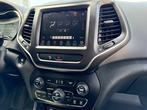 Used 2019 Jeep Cherokee Trailhawk w/ Cold Weather Group AWD/4WD image 39