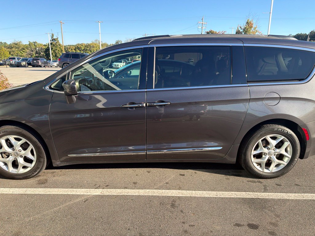 Used 2017 Chrysler Pacifica Touring-L w/ Tire & Wheel Group FWD image 9