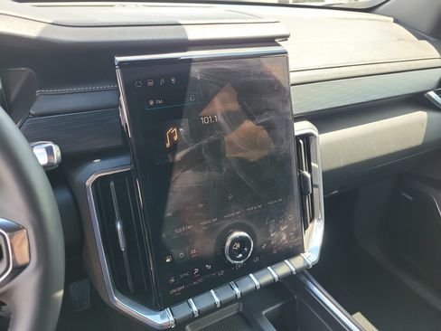 Used 2025 GMC Acadia Elevation FWD image 24