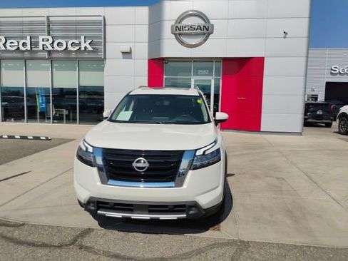 Used 2023 Nissan Pathfinder SL AWD/4WD image 2