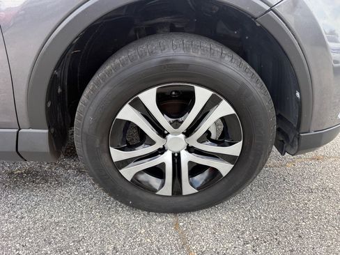 Used 2018 Toyota RAV4 LE FWD image 17