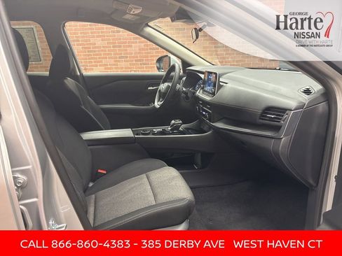 Certified 2025 Nissan Rogue SV image 32