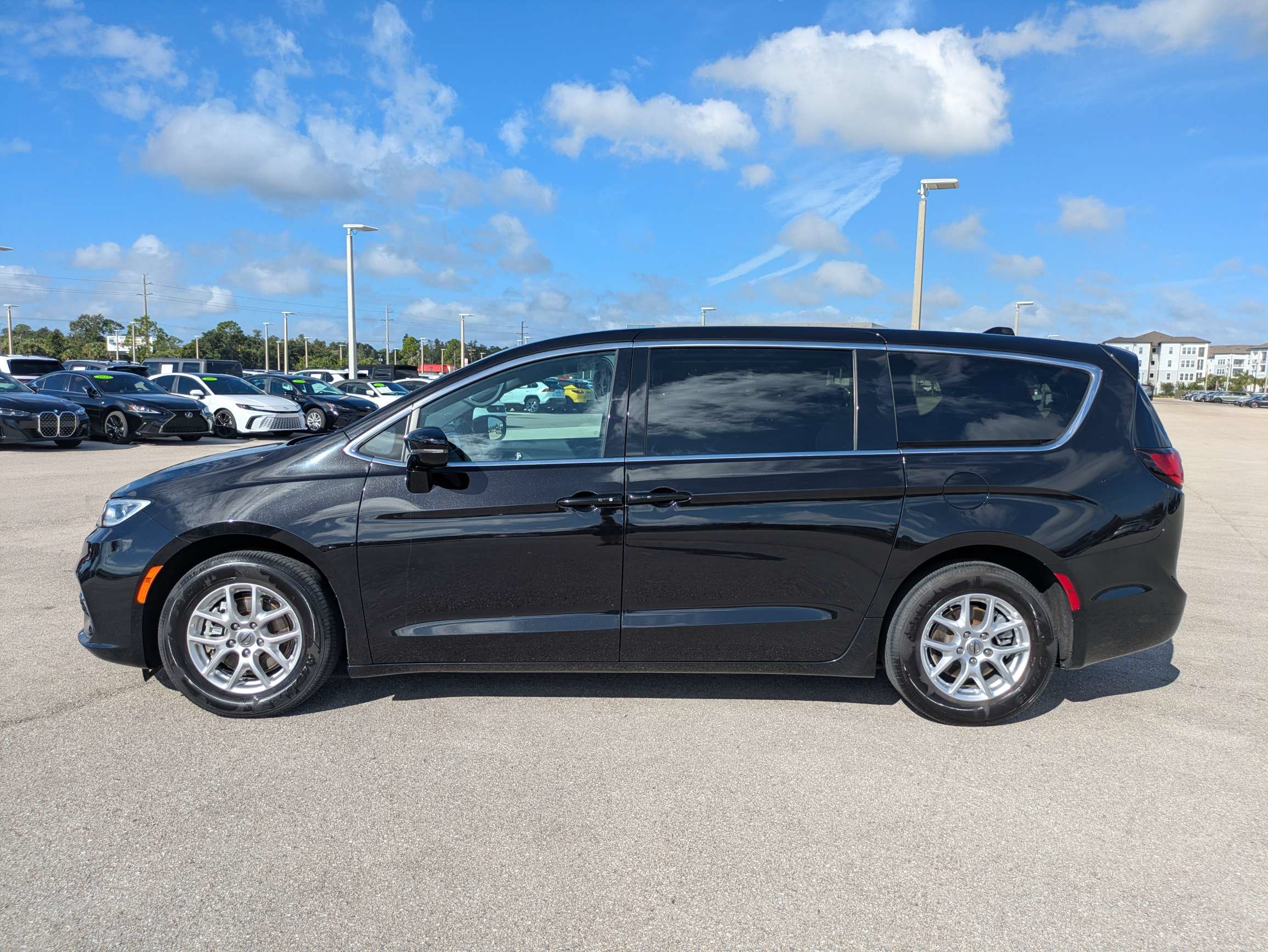 Used 2025 Chrysler Pacifica Select FWD image 7