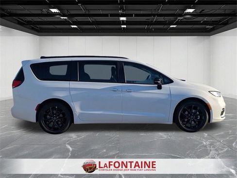 New 2026 Chrysler Pacifica Select w/ S Appearance Package image 6