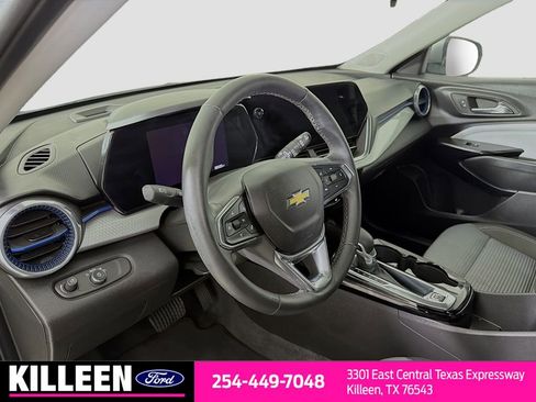 Used 2025 Chevrolet Trax LT w/ LT Convenience Package FWD image 10