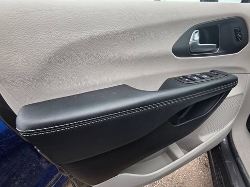 Used 2023 Chrysler Pacifica Touring-L FWD image 15