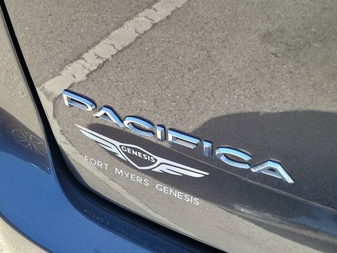 Used 2023 Chrysler Pacifica Touring-L FWD image 9