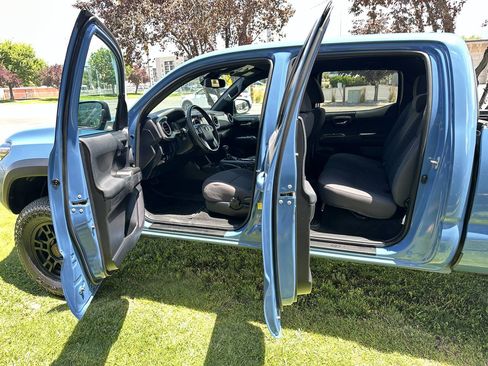 Used 2019 Toyota Tacoma TRD Off-Road w/ Technology Package AWD/4WD image 18