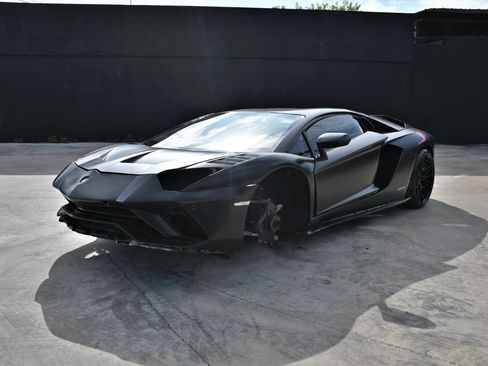 Used 2018 Lamborghini Aventador S AWD/4WD image 2