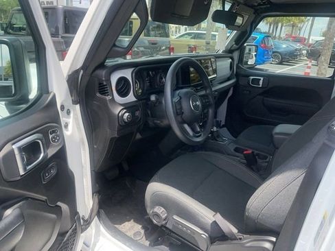 Used 2024 Jeep Gladiator Sport AWD/4WD image 5