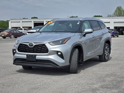 Used 2024 Toyota Highlander XLE AWD/4WD image 3