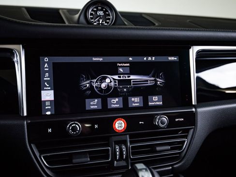 Certified 2026 Porsche Macan AWD/4WD image 18
