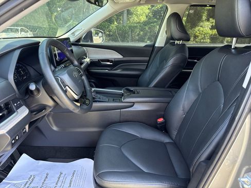 Used 2025 Toyota Grand Highlander FWD image 11