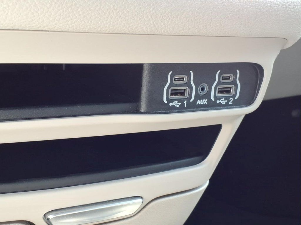 Used 2024 Chrysler Pacifica Limited FWD image 16