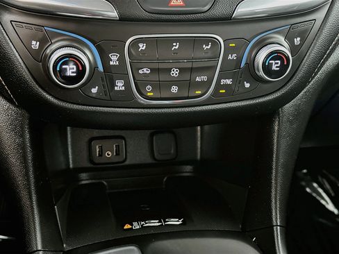 Used 2018 Chevrolet Equinox Premier FWD image 15
