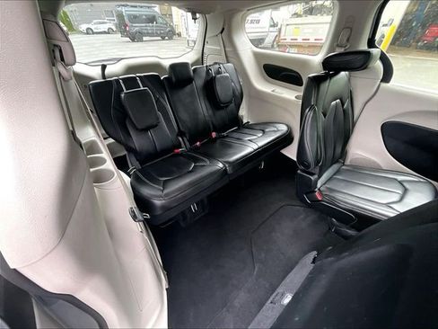 Used 2023 Chrysler Pacifica Touring-L FWD image 29