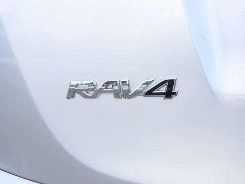 Used 2018 Toyota RAV4 LE image 7