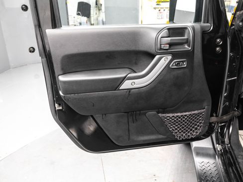 Used 2018 Jeep Wrangler Unlimited Sahara image 28