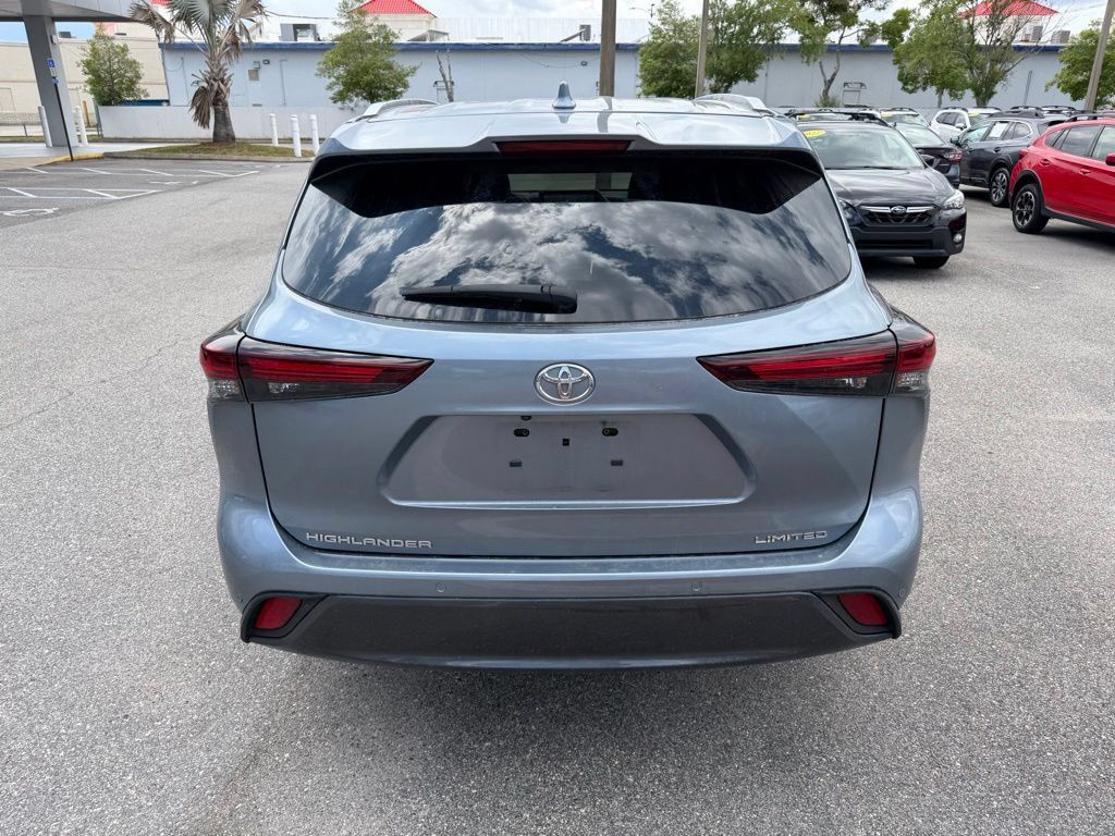 Used 2024 Toyota Highlander Limited FWD image 6