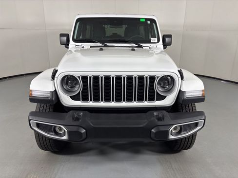 Used 2025 Jeep Wrangler Unlimited Sahara AWD/4WD image 3