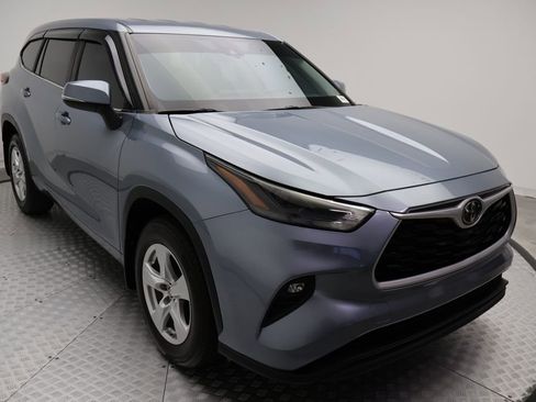Used 2023 Toyota Highlander LE FWD image 6