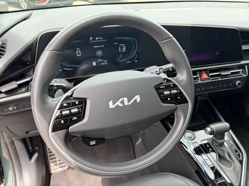 Used 2023 Kia Niro EX Touring FWD image 9