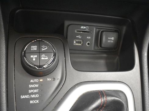 Certified 2016 Jeep Cherokee Trailhawk w/ Comfort/Convenience Group image 40